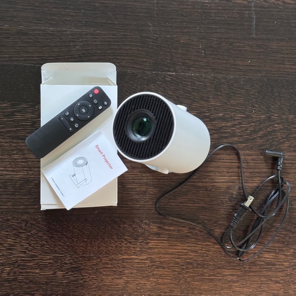 HD Smart Projector - Picture 3 of 13